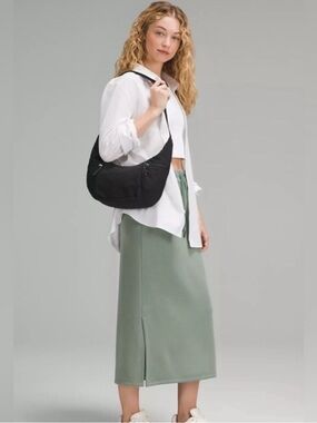 NWT Lululemon Slouchy Sling Bag 6L- Blk